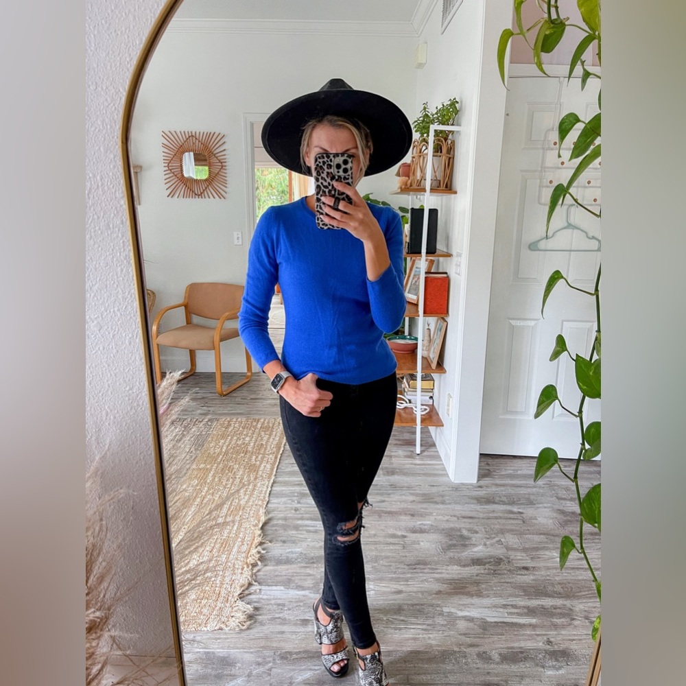 💯 cashmere! very soft, deep, rich blue